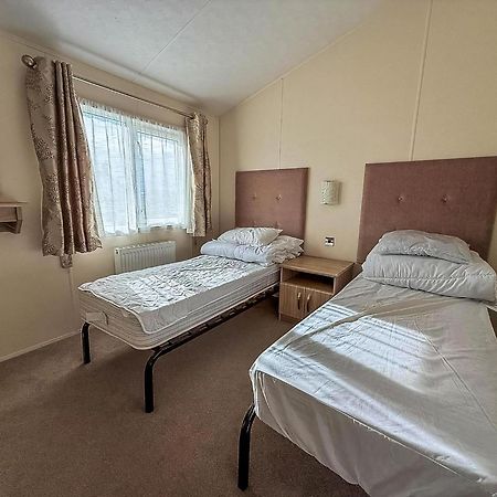 Luxury Lodge At Suffolk Sands Holiday Park Ref 45009Mv Felixstowe Exterior photo