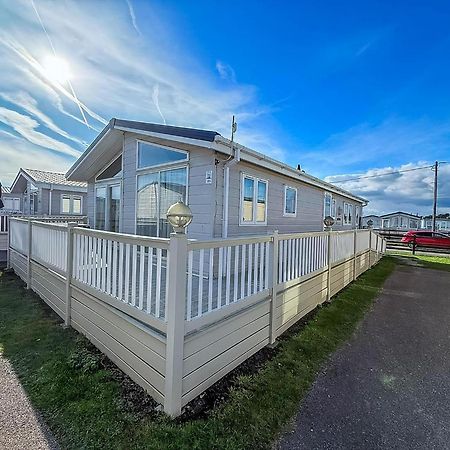 Luxury Lodge At Suffolk Sands Holiday Park Ref 45009Mv Felixstowe Exterior photo